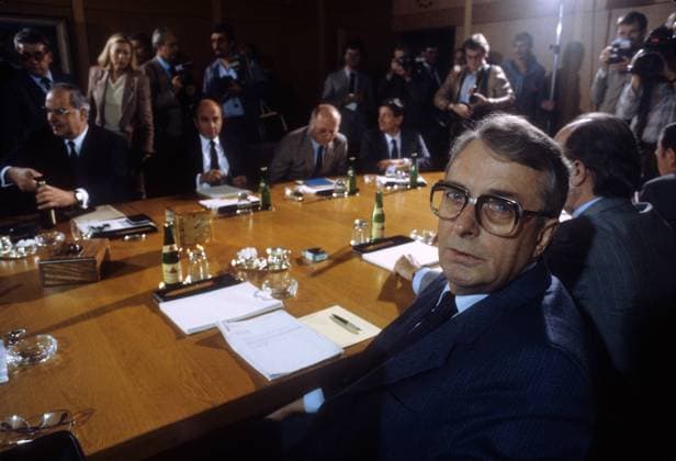 Ernst Breit (vorn BRD Vorsitzender DGB) während eines Treffens mit (sitzend v.l.n.r.) Bundeskanzler Helmut Kohl (BRD CDU), Wirtschaftsminister Otto Graf Lambsdorff (BRD FDP) und Arbeitsminister Norbert Blüm (BRD CDU) in Bonn