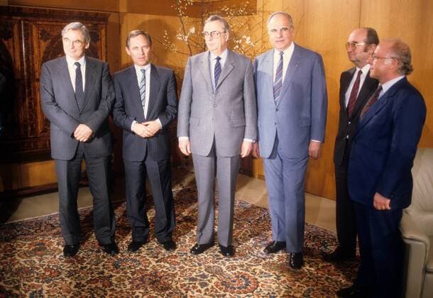 Bundeskanzler Helmut Kohl (3.v.re., BRD CDU), Wolfgang Schäuble (2.v.li., BRD CDU Minister für besondere Aufgaben), Arbeitsminister Norbert Blüm (re., BRD CDU) und Ernst Breit (3.v.li., BRD Vorsitzender DGB) während eines Treffens in Bonn