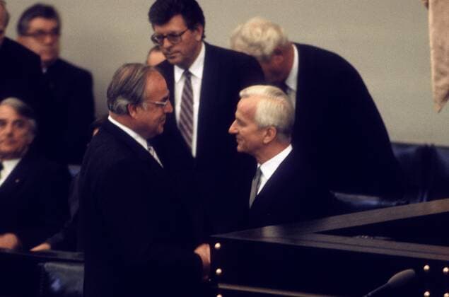 Bundeskanzler Helmut Kohl (li., BRD CDU) und Bundespräsident Richard von Weizsäcker (re., BRD CDU) während der Vereidigung Kohls in Bonn