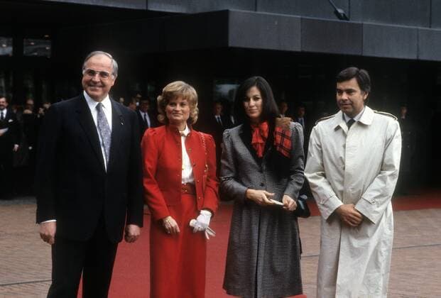 Bundeskanzler Helmut Kohl (li., BRD CDU) empfängt mit Ehefrau Hannelore (2.v.li.) Ministerpräsident Felipe Gonzalez (Spanien) und seine Ehefrau in Bonn