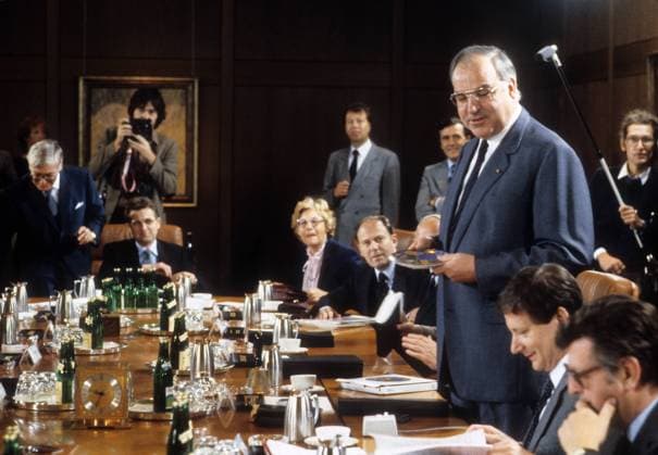 Bundeskanzler Helmut Kohl (stehend, BRD CDU) und Staatssekretär Waldemar Schreckenberger (vorn 2.v.re., GER Parteilos) während einer Kabinettssitzung in Bonn
