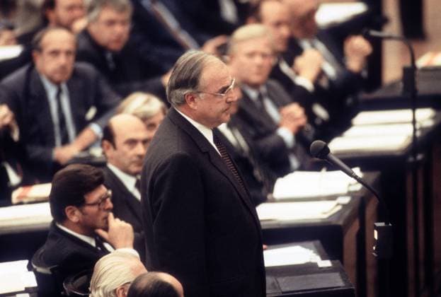 Helmut Kohl (BRD CDU) nimmt die Wahl zum Bundeskanzler im Bundestag in Bonn an