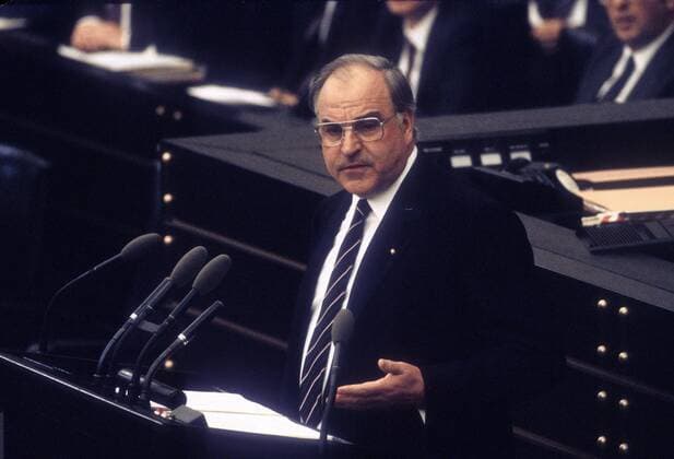 Bundeskanzler Helmut Kohl (BRD CDU) während der Regierungserklärung im Bundestag in Bonn