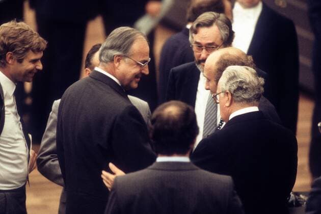 Helmut Kohl (Mitte li., BRD CDU) empfängt Glückwünsche von Richard Stücklen (vorn re., BRD CSU) und Otto Graf Lambsdorff (2.v.re., BRD FDP) nach seiner Wahl zum Bundeskanzler im Bundestag in Bonn
