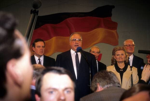POLITIK 25 Jahre Deutsche Einheit: Die Wiedervereinigung Bundeskanzler Helmut Kohl (Mitte, Deutschland CDU) mit Ehefrau Hannelore und Volker Rühe (Deutschland CDU-Generalsekretär) am Wahlabend in Bonn