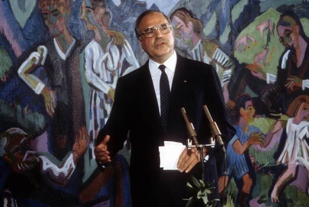Bundeskanzler Helmut Kohl (BRD CDU) während Pressekonferenz in Bonn zur Amtsübergabe durch seinen Vorgänger