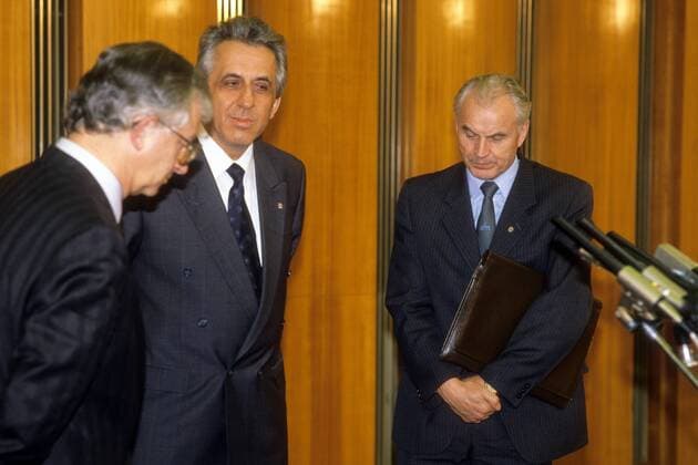 Staatsratsvorsitzender Egon Krenz (Mitte, Deutsche Demokratische Republik SED), Hans Modrow (re., Deutsche Demokratische Republik SED Vorsitzender Ministerrat) und Rudolf Seiters (Bundesrepublik Deutschland Minister für besondere Aufgaben) in Berlin