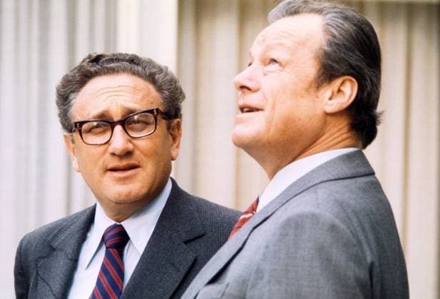 Bundeskanzler Willy Brandt (re., BRD SPD) und Außenminister Henry Kissinger (USA) während eines Treffens in Bonn