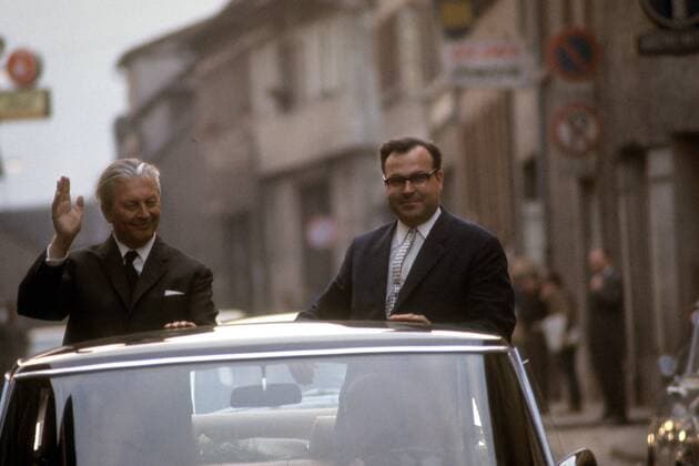 Kurt Georg Kiesinger (li.) und Helmut Kohl (beide CDU Deutschland) im offenen Wagen - Wahlkampf in Stuttgart