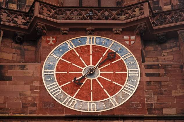  Turmuhr am Freiburger Münster, auch Münster Unserer Lieben Frau, Herrenstr. 36, Freiburg im Breisgau, Baden-Württemberg, Deutschland, Europa iblmzc01357819