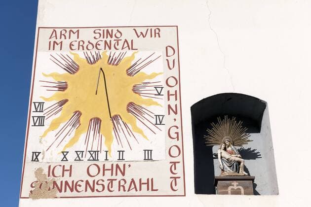  Sonnenuhr mit Inschrift Arm sind wir im Erdental, du ohn Gott, ich ohn Sonnenstrahl , Neumagen-Dhron, Mosel, Rheinland-Pfalz, Deutschland, Europa ibldie01362493