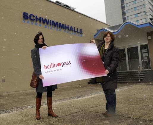 Carola Bluhm (li., GER Die Linke), Senatorin für Integration, Arbeit und Soziales und ihre Pressesprecherin Silke Adamczyk stellen vor der Schwimmhalle Fischerinsel den Berlin pass vor. Der Berlinpass wird von den Bürgerämtern an Hartz-IV- und Grundsicherungsempfänger sowie Asylbewerber ausgegeben. Er ermöglicht preisgünstige Tickets in Theatern und Kinos, bei Sportveranstaltungen, in Schwimmhallen und Bibliotheken. Berlin pass