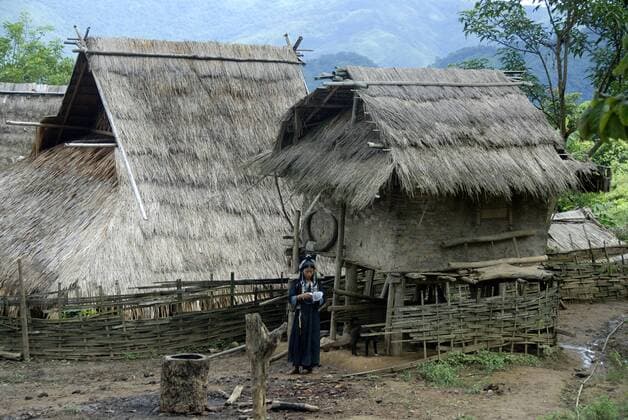 IMAGO Cultures of the world, Akha Volk in Laos Armut, Frau der Akha Nuqui Ethnie, traditionelle Kleidung, strohgedeckte Hütten, Dorf Ban Paycho, Provinz und Distrikt Phongsali, Laos, Südostasien, Asien iblsau01354571