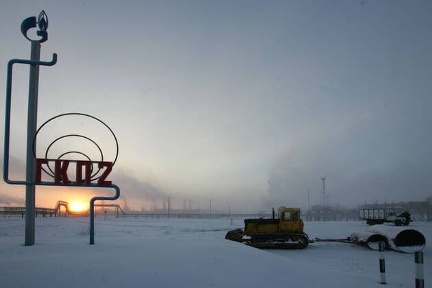 IMAGO Nature: Unsere Erde, Energiequellen, Erdgas TYUMEN REGION, RUSSIA. DECEMBER 18. Gazprom s logo silhouetted against sunrise, outside gas processing plant in Yuzhno-Russkoye gas condensate field, Novy Urengoi, Yamal-Nenets Autonomous District. The gas field is to be jointly developed by Gazprom and the German chemical group BASF.  Highlight TASS_544778