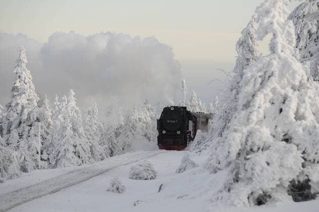 Die Brockenbahn (Meterspur) kurz vor dem Bahnhof auf dem Brocken 1141 Meter) im Nationalpark Harz. Sie überwindet teilweise auf 30 Meter Strecke einen Höhenunterschied von einem Meter