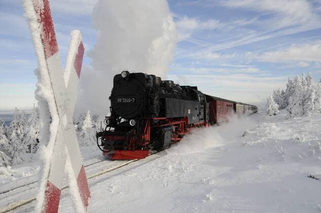 Die Brockenbahn (Meterspur) kurz vor dem Bahnhof auf dem Brocken 1141 Meter) im Nationalpark Harz. Sie überwindet teilweise auf 30 Meter Strecke einen Höhenunterschied von einem Meter