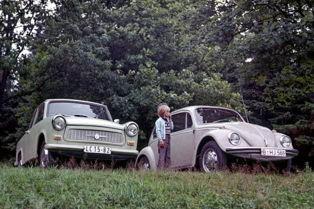 01.08.1978; Trabant 601 und VW Käfer als Volkswagen der DDR und der BRD vereint, Nähe Erfurt