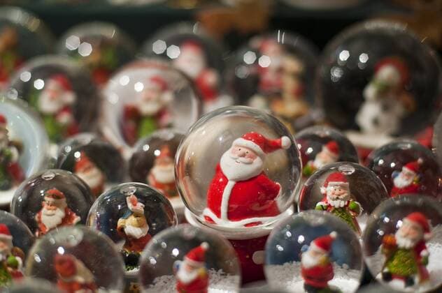  Schneekugeln mit Weihnachtsmann, Weihnachtsschmuck, Christkindlesmarkt, Nürnberg, Franken, Bayern, Deutschland, Europa iblglf01387993