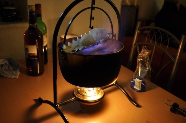 Rotwein trinken mit der Feuerzangenbowle