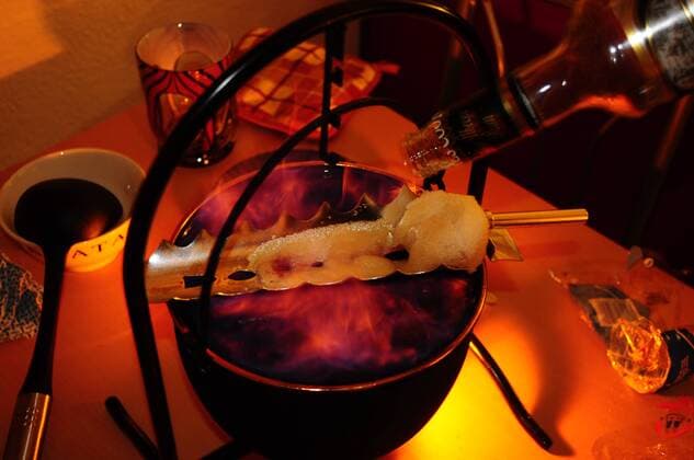 Rotwein trinken mit der Feuerzangenbowle