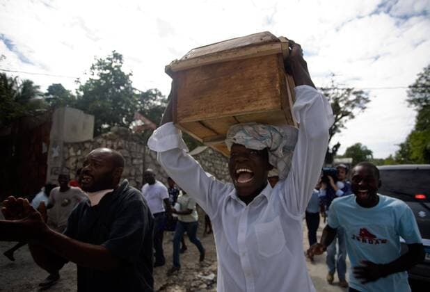 (100115) -- PORT-AU-PRINCE, Jan. 15, 2010 (Xinhua) -- Locals grieve after the strong earthquake in Port-Au-Prince, capital of Haiti, on Jan. 14, 2010. (Xinhua David de la Paz) (lr) (3)HAITI-PORT-AU-PRINCE-QUAKE 