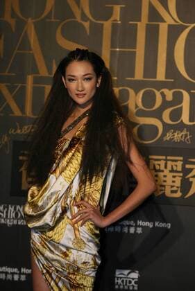(100119) -- HONG KONG, Jan. 19, 2010 (Xinhua) -- Japanese model Ai Tominaga arrives for the Hong Kong Fashion Extravaganza Show during the Hong Kong World Boutique and Hong Kong Fashion Week for Fall Winter 2010 in Hong Kong, China, Jan. 18, 2010. (Xinhua Duan Zhuoli) (yc) (2)CHINA-HONG KONG-FASHION SHOW(CN) 