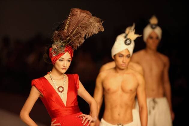 (100119) -- HONG KONG, Jan. 19, 2010 (Xinhua) -- Japanese model Ai Tominaga (L) displays the costumes designed by Hong Kong designer Dorian Ho during the Hong Kong Fashion Extravaganza Show of the Hong Kong World Boutique and Hong Kong Fashion Week for Fall Winter 2010 January 18, 2010. (Xinhua Duan Zhuoli) (yc) (24)CHINA-HONG KONG-FASHION SHOW(CN) 