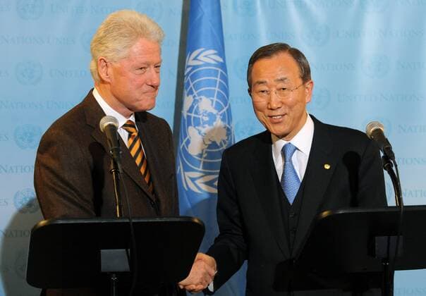 (100122) -- NEW YORK, Jan. 22, 2010 (Xinhua) -- UN Secretary-general Ban Ki-moon (R) shakes hands with UN Special Envoy to Haiti Bill Clinton during a press conference at UN Headquarters in New York Jan. 21, 2010. Humanitarian work with an effective mechanism to deliver relief supplies, building security and stability, and reconstruction and economic recovery have been agreed upon during their talks as priorities of effort of the international community in Haiti. (Xinhua Shen Hong)(zl) (1)UN-NEW YORK-QUAKE-BAN KI-MOON-BILL CLINTON 
