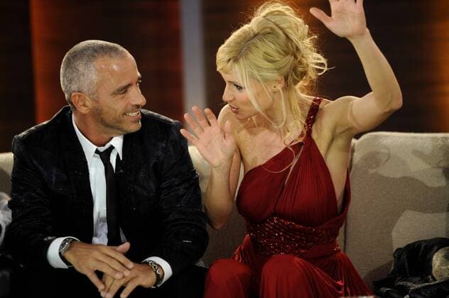 Sänger Eros RAMAZZOTTI, Italien, im Gespräch mit seiner ehemaligen Frau, der Moderatorin Michelle HUNZIKER, auf der Couch, Wetten dass...? aus der Messehalle Friedrichshafen, 23.01.2010.