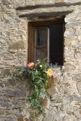 Blumenschmuck am Fenster in der Altstadt, Bergdorf Apricale, Riviera, Ligurien, Italien, Europa ibldwh01406756