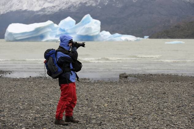  Fotografin vor Eisbergen im Wasser, Lago Grey, Patagonien, Chile, Südamerika iblsei01406903