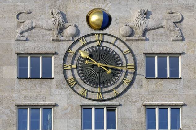  Uhr und Löwenfiguren, Krochhochhaus, Augustusplatz, Leipzig, Sachsen, Deutschland, Europa iblnit01418455