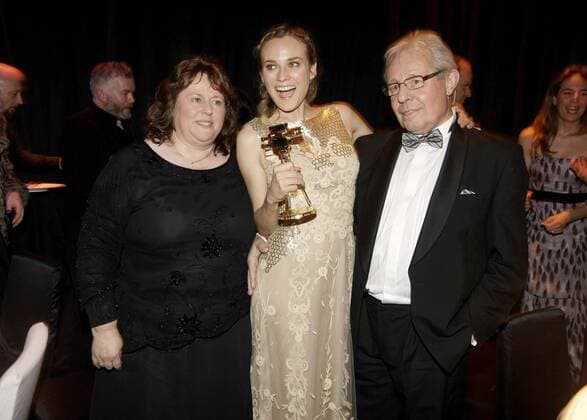 Schauspielerin Diane Kruger (Mitte) mit ihrer Mutter Maria-Theresia und Wolfgang Bieneck - Verleihung der 45. Goldenen Kamera 2010 in Berlin