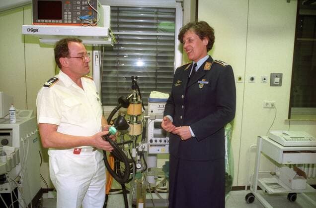 Oberstarzt Verena von Weymarn (Deutschland Designierter erster weiblicher Bundeswehr-General) und Oberarzt Jürgen Geisert im Bundeswehr-Krankenhaus in Gießen