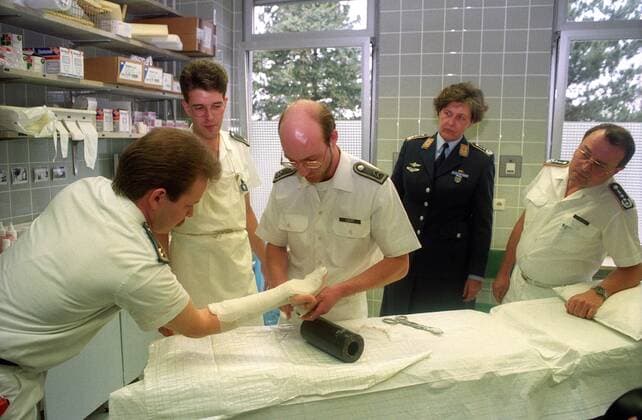 Oberstarzt Verena von Weymarn (2.v.re., Deutschland Designierter erster weiblicher Bundeswehr-General) und Oberarzt Jürgen Geisert (re.) im Bundeswehr-Krankenhaus in Gießen