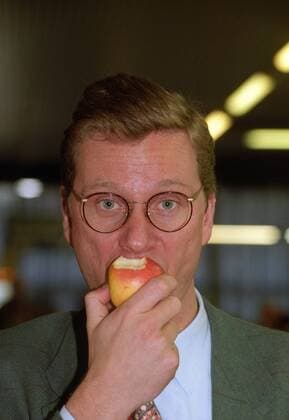 Guido Westerwelle (Deutschland FDP Designierter Generalsekretär) isst einen Apfel am Rande des Landesparteitags der NRW-FDP in Castrop-Rauxel