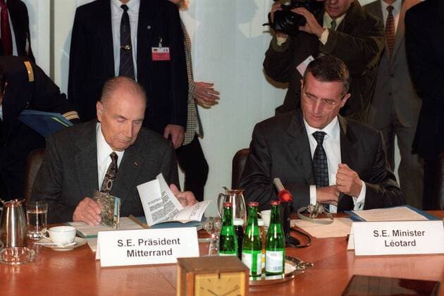Präsident Francois Mitterrand (li.) und Verteidigungsminister Francois Leotard (beide Frankreich) während der Deutsch-Französischen Konsultationen in Bonn