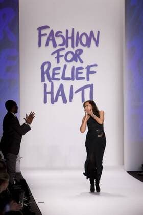 (100213) -- NEW YORK, Feb. 13, 2010 (Xinhua) -- Designer Donna Karan (R) presents a creation at Naomi Campbell s Fashion For Relief Haiti fashion show during the Mercedes-Benz Fashion Week, in New York, the United States, Feb. 12, 2010. (Xinhua Zhu Wei) (1)U.S.-FASHION WEEK-FASHION FOR RELIEF-HAITI 