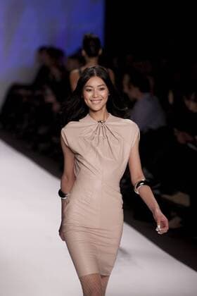 (100213) -- NEW YORK, Feb. 13, 2010 (Xinhua) -- Chinese model Liu Wen presents a creation at Naomi Campbell s Fashion For Relief Haiti fashion show during the Mercedes-Benz Fashion Week, in New York, the United States, Feb. 12, 2010. (Xinhua Zhu Wei) (19)U.S.-FASHION WEEK-FASHION FOR RELIEF-HAITI 