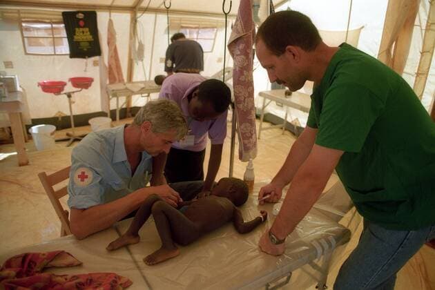Bürgerkrieg in Ruanda - Ärzteteam versorgt ein Kleinkind im Feldhospital des Stützpunkts des Deutschen Roten Kreuzes im Flüchtlingslager Benaco in Tansania