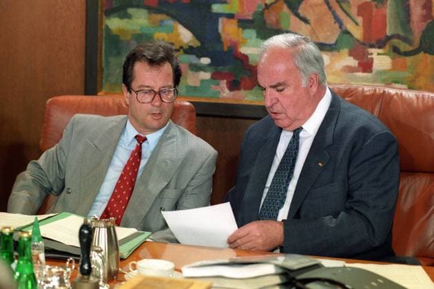 Bundeskanzler Helmut Kohl (re., Deutschland CDU) und Außenminister Klaus Kinkel (Deutschland FDP) während einer Kabinettssitzung in Bonn