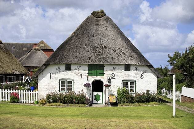 Reetgedecktes Haus, gebaut im Jahre 1725, auf der Hallig Langeneß, Schleswig-Holstein, Deutschland, Europa iblpfm01446042