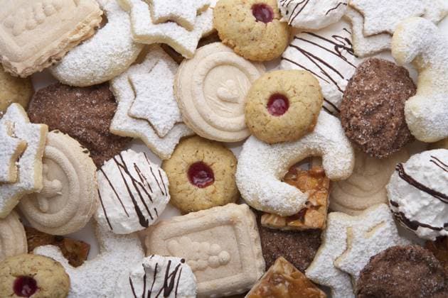 Verschiedene Plätzchen, Weihnachtsplätzchen, Weihnachtsgebäck, Gebäck, Springerle, Vanillekipferl, Kokosmakronen, Weihnachten, Deutschland ibxwer01441849