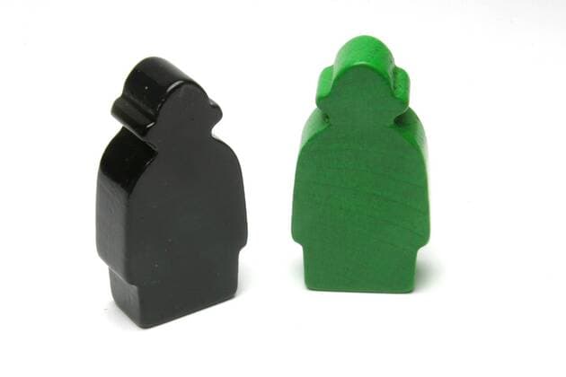 20.02.10; schwarze und grüne Spielfigur stehen nebeneinander