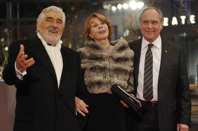 Mario Adorf (li.), Senta Berger mit Ehemann Michael Verhoeven anlässlich des Eröffnungsfilms -Tuahn Yuan- während der 60. Internationalen Filmfestspiele in Berlin