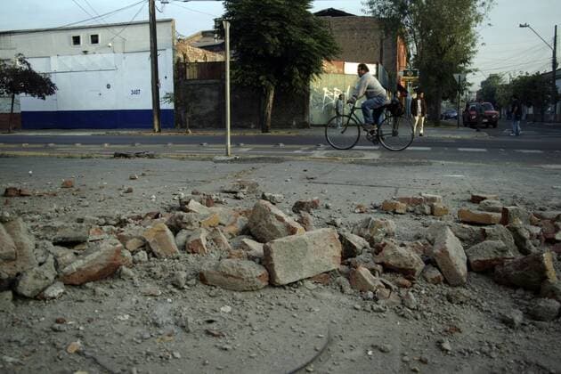 (100227) -- SANTIAGO, Feb. 27, 2010 (Xinhua) -- A man rides bicycle on the street after a 8.8-magnitude earthquake in Santiago, capital of Chile, Feb. 27, 2010. The death toll from a massive 8.8-magnitude earthquake that struck southern Chile early Saturday has risen to 78, Chilean officials said. (Xinhua Victor Rojas) (lmz) (6)CHILE-SANTIAGO-EARTHQUAKE 
