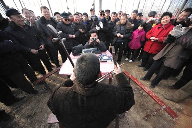 (100226) -- XUCHANG, Feb. 26, 2010 (Xinhua) -- A folk storyteller performs at the Duzhai Storytelling Party in Xuchang City of central China s Henan Province, Feb. 26, 2010. A lot of folk storytellers gathered in Duzhai Village in Xuchang to show their programs and exchange skills in the annual Duzhai Storytelling Party. (Xinhua Niu Shupei) (zsc) (CN) 