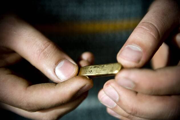 IMAGO Nature: Unsere Erde, Ressourcen, Gold A gold maker holds a piece of gold at a jewelry shop on February 27, 2010 in Herat, Afghanistan.  AFG20100228708