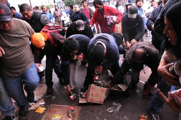 (100301) -- CONCEPCION, March 1, 2010 (Xinhua) -- People loot merchandise outside a shop in the quake-devastated Concepcion, Chile, March 1, 2010. Chilean security forces Monday arrested dozens of looters in Concepcion as hundreds of looters ransacked shops for food and other goods. The 8.8-magnitude quake occurring Saturday has killed over 700 people in Chile. (Xinhua Martin Zabala) (zw) (8)CHILE-CONCEPCION-EARTHQUAKE-LOOTING 