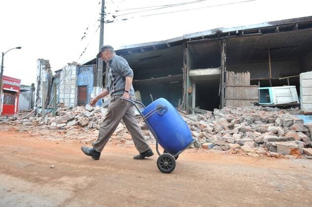 A man pulls a barrel to receive clean water in the suburb of quake-devastated Concepcion, Chile, March 3, 2010. The number of deaths from the 8.8-magnitude earthquake in Chile and ensuing Tsunami could exceed 800, . (Xinhua Song Weiwei) (zw) (3)CHILE-EARTHQUAKE-CONCEPCION-WATER SUPPLY 